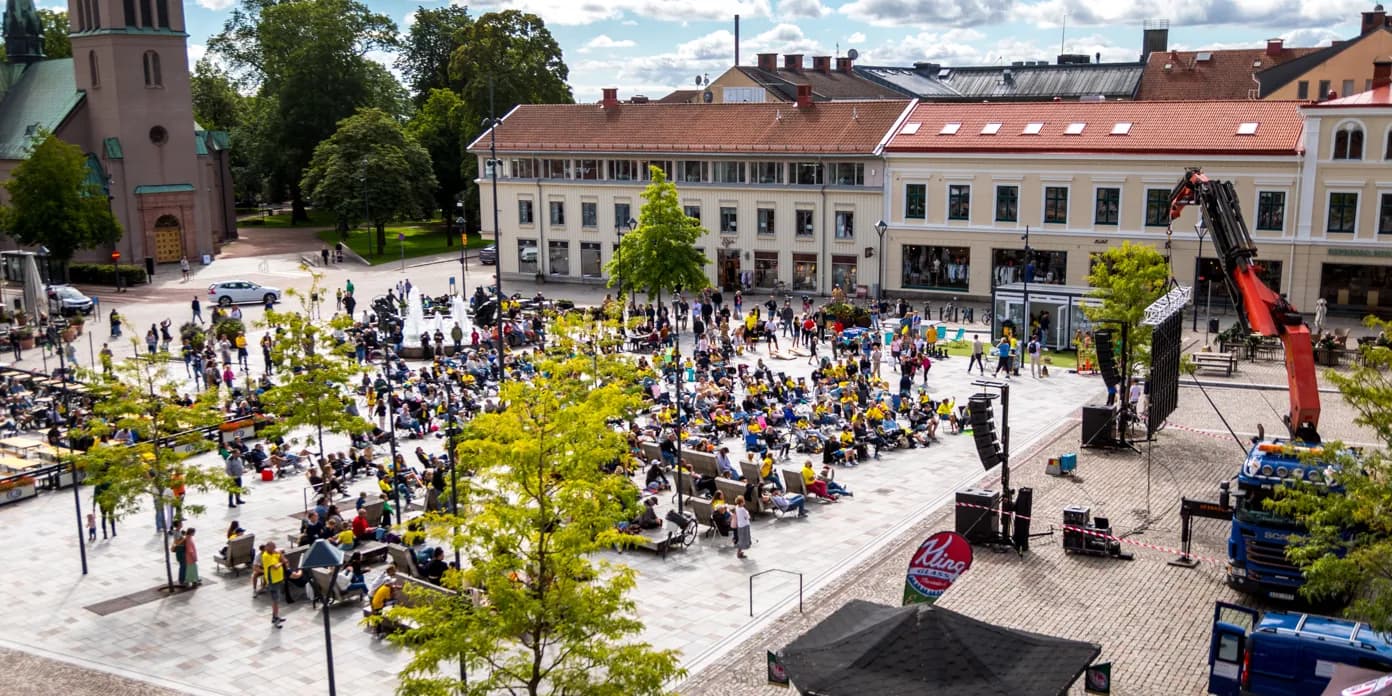 En stor grupp människor är samlade på en innergård