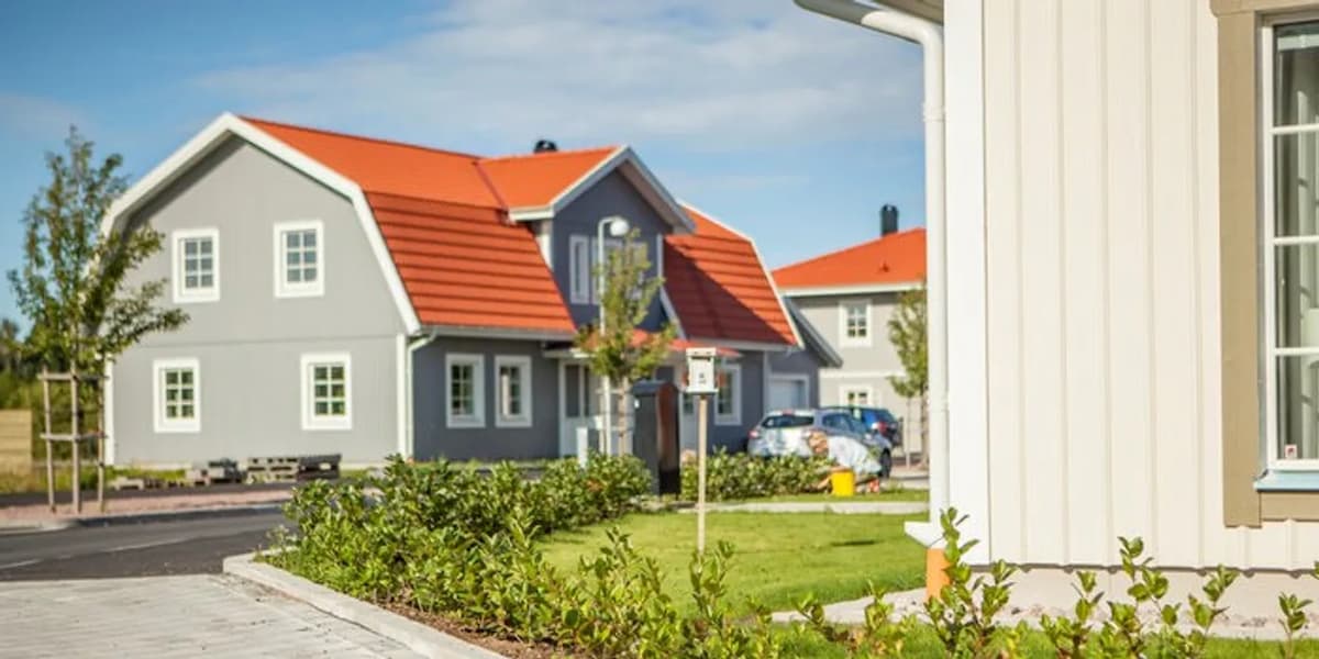 Några hus som ligger bredvid varandra