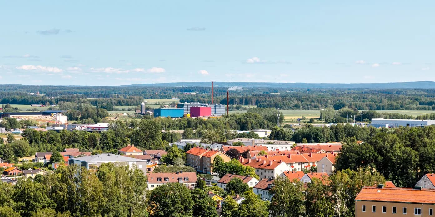 En utsikt över en stad från en bergstopp