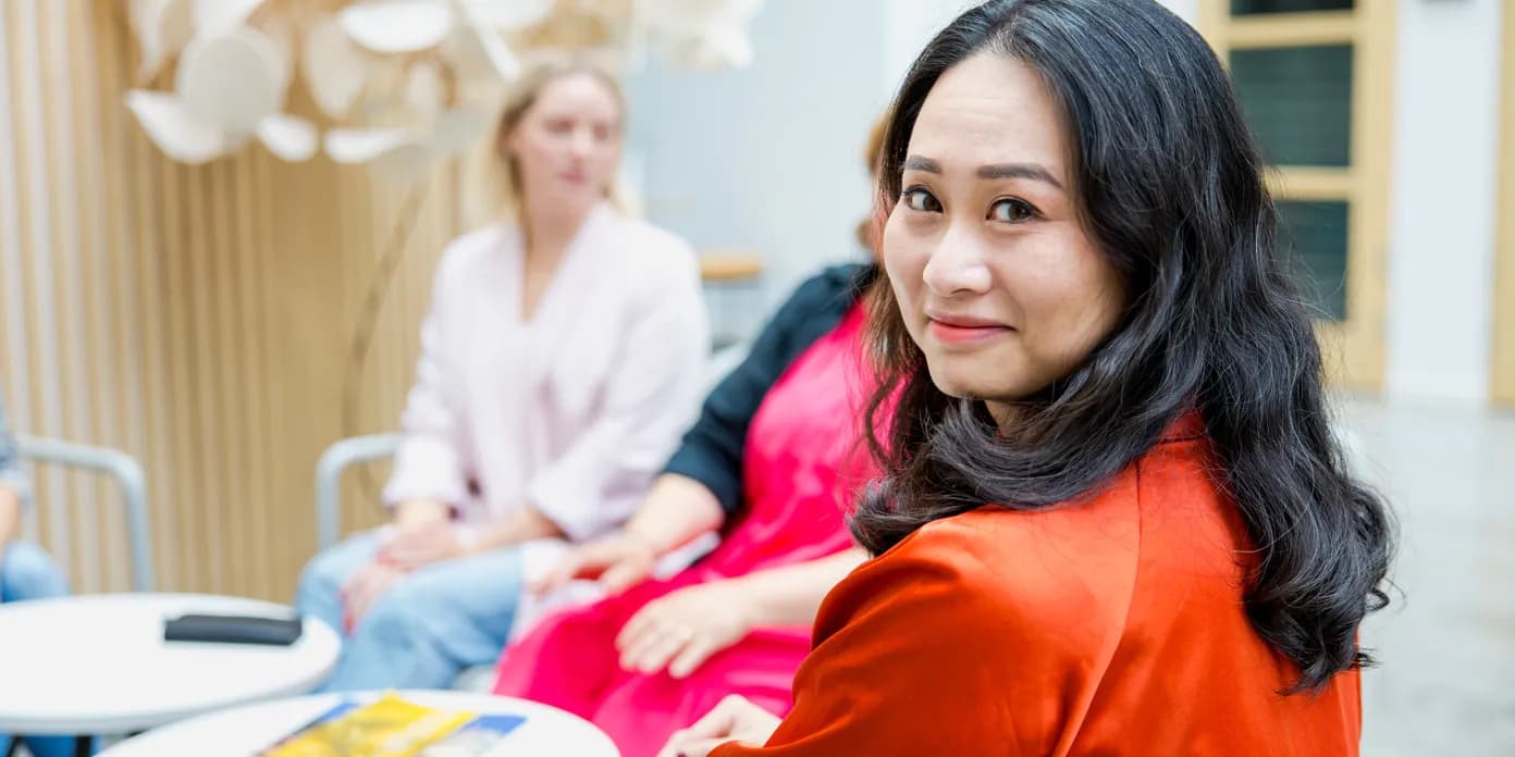 En grupp människor som sitter runt ett bord