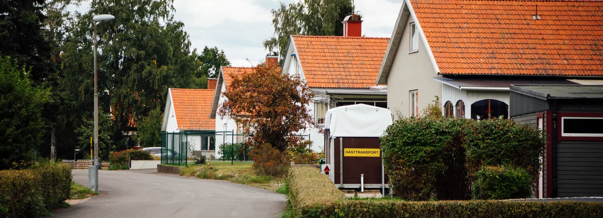 En gata kantad av hus och träd bredvid varandra