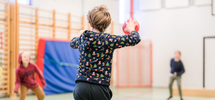 Personer som sitter i rullstol och spelar handboll i Arena Skövde under Skadevi cup