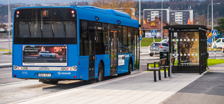 En buss som står vid en busshållsplats i Skövde. 