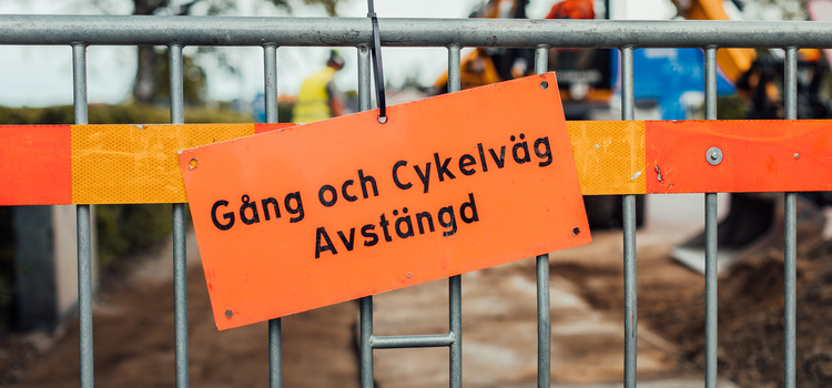 En orange skylt med texten gång och cykelbana avstängd