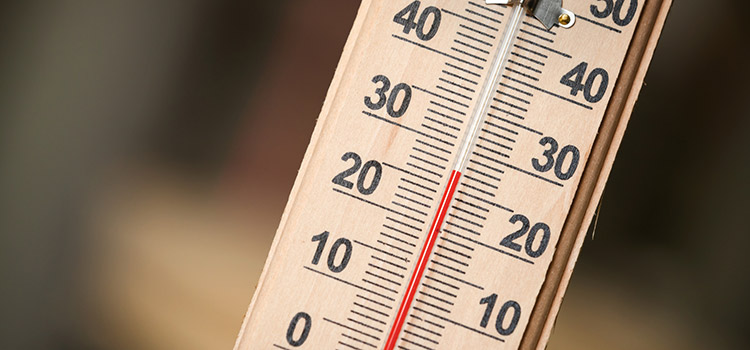 De extremt höga temperaturerna gör att det blir varmt inomhus på äldreboenden och förskolor.