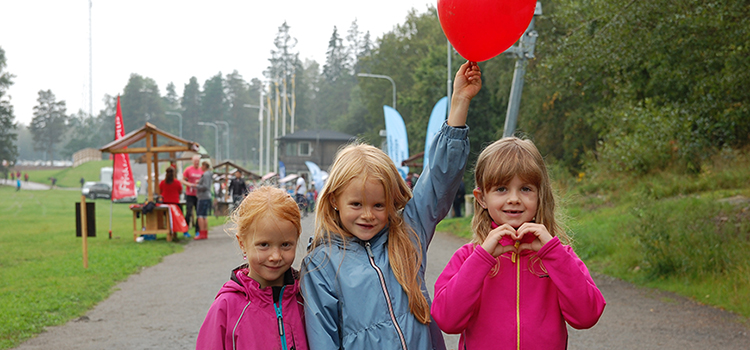 tre barn med ballong