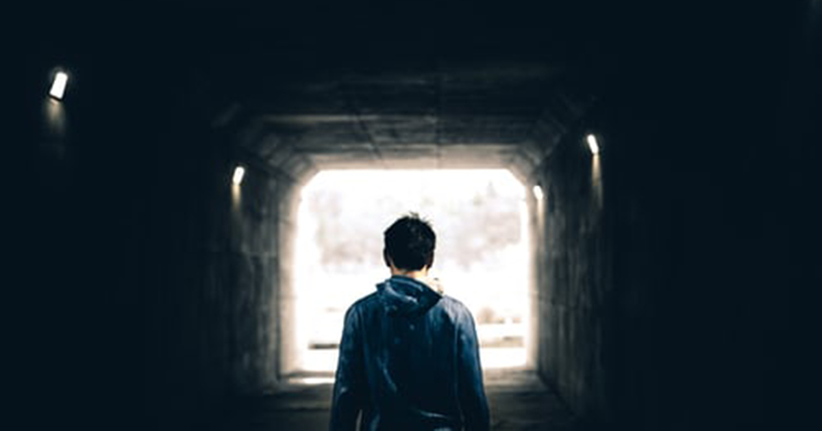 Bild på en ungdom i en tunnel