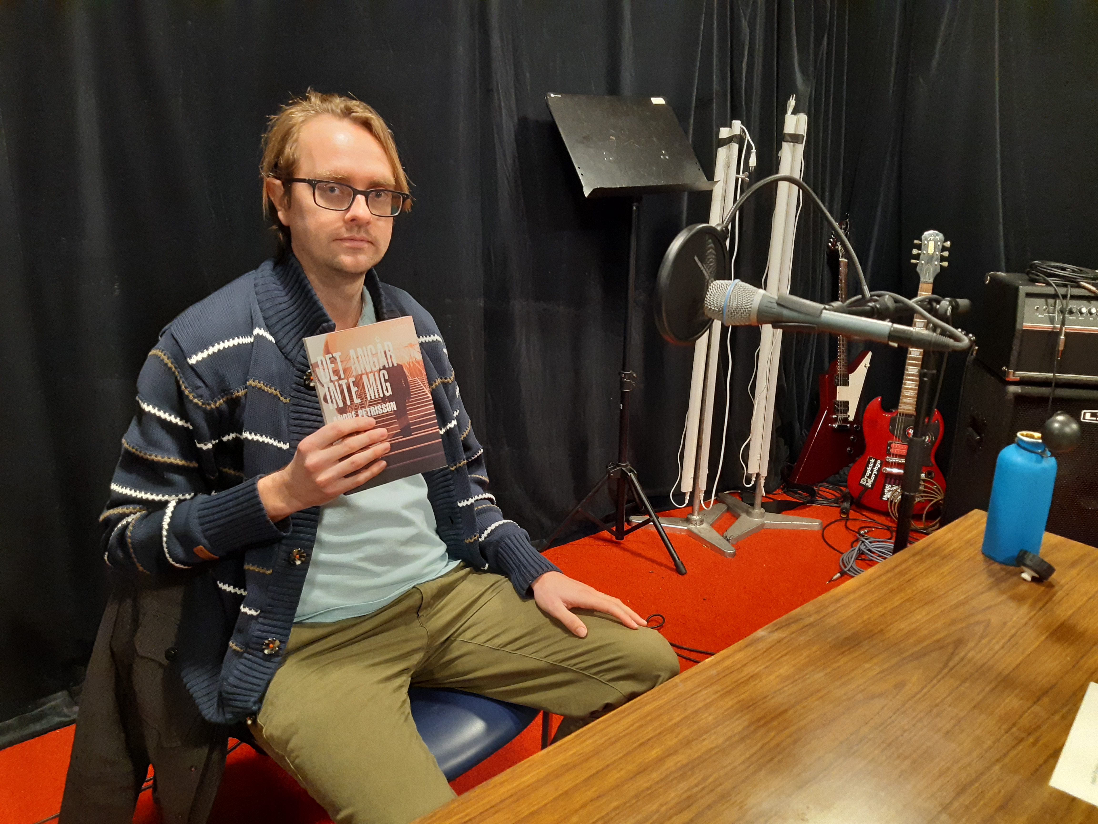 André Petrisson visar upp sin bok 