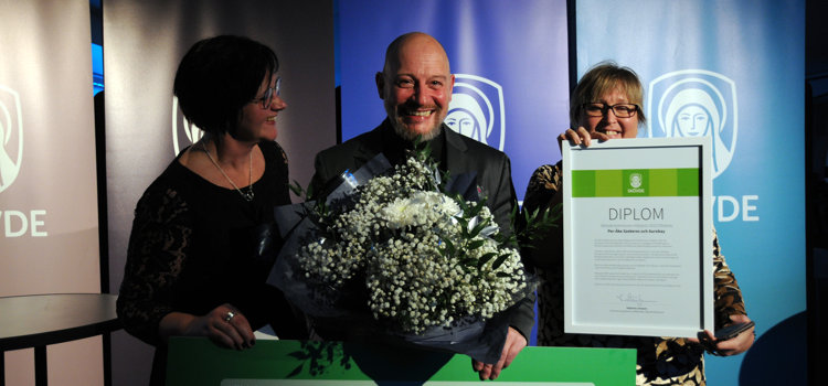 Bild på Ulrika Johansson, Per-Åke Szekeres och Sari Strömblad vid prisutdelningen på Näringslivsgalan 2022.