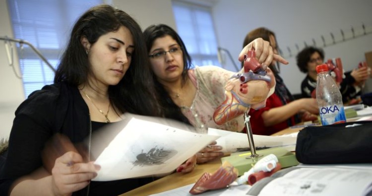 Två kvinnor studerar kroppens organ
