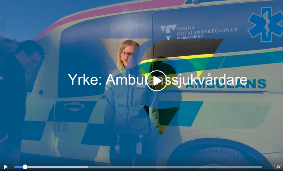 Två ambulansförare framför en ambulans.