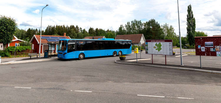 Busshållplats i Lerdala med en blå buss.